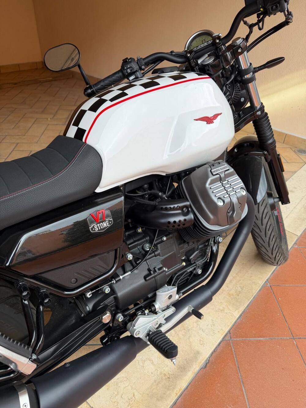 Moto Guzzi V7 Stone Ten (2024 - 25) (2)