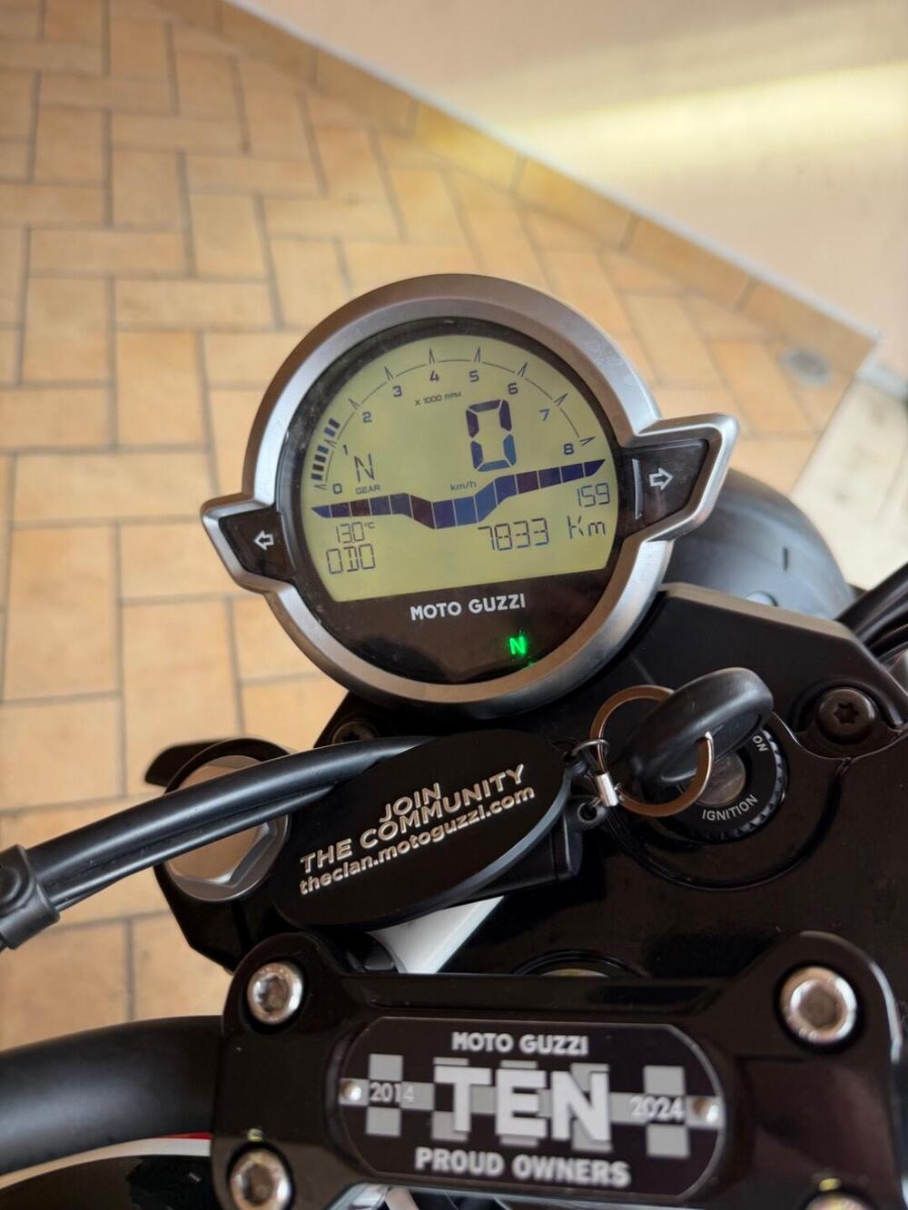 Moto Guzzi V7 Stone Ten (2024 - 25) (3)