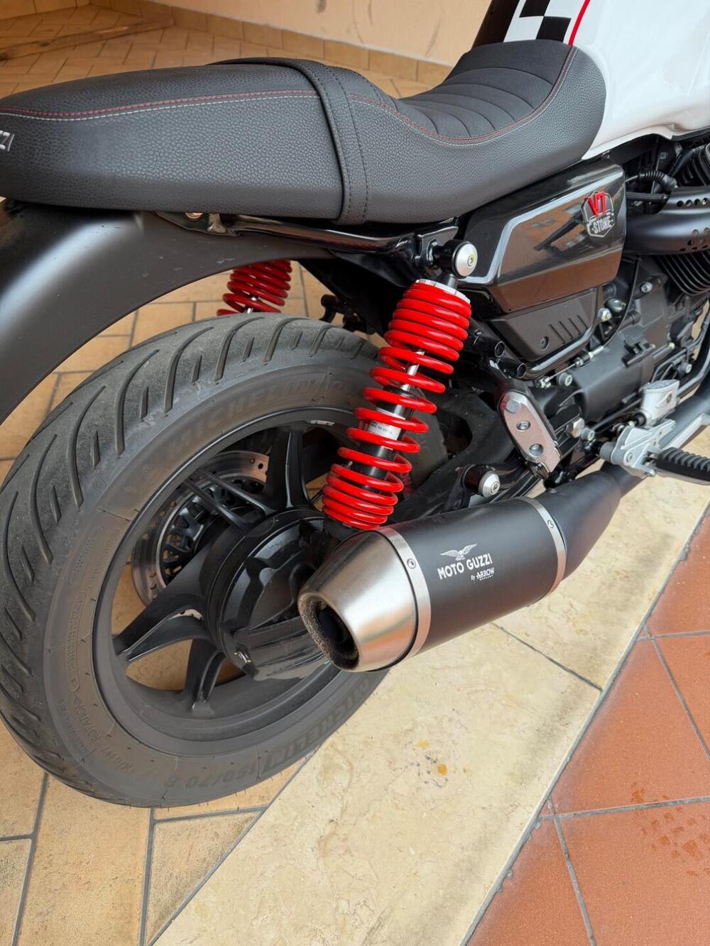 Moto Guzzi V7 Stone Ten (2024 - 25) (4)
