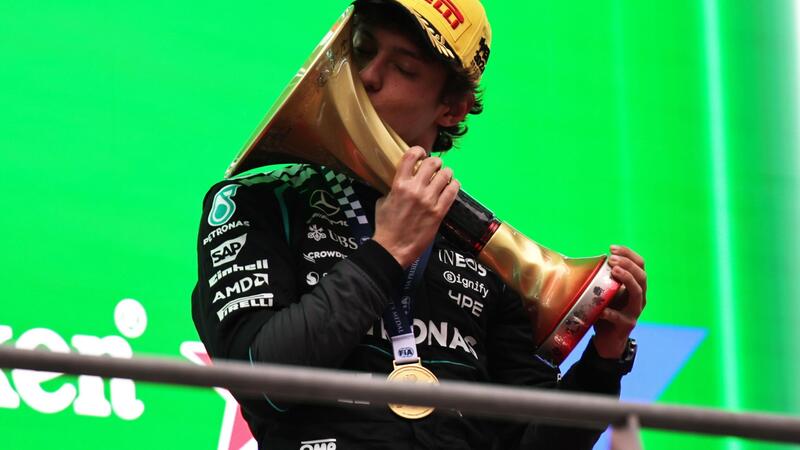 F1. Nato per vincere: Andrea Kimi Antonelli trionfa a Shanghai, con l'assist delle Ferrari di Hamilton e Leclerc