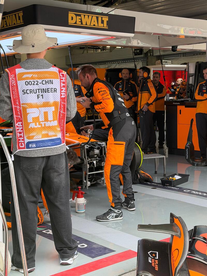 I meccanici a lavoro nel box sulla MCL40 di Norris sotto lo sguardo attento di Andrea Stella