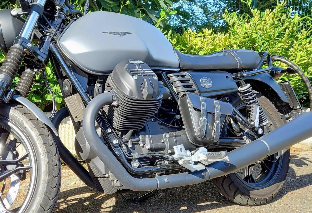 Moto Guzzi V7 III Stone (2017 - 20) (2)