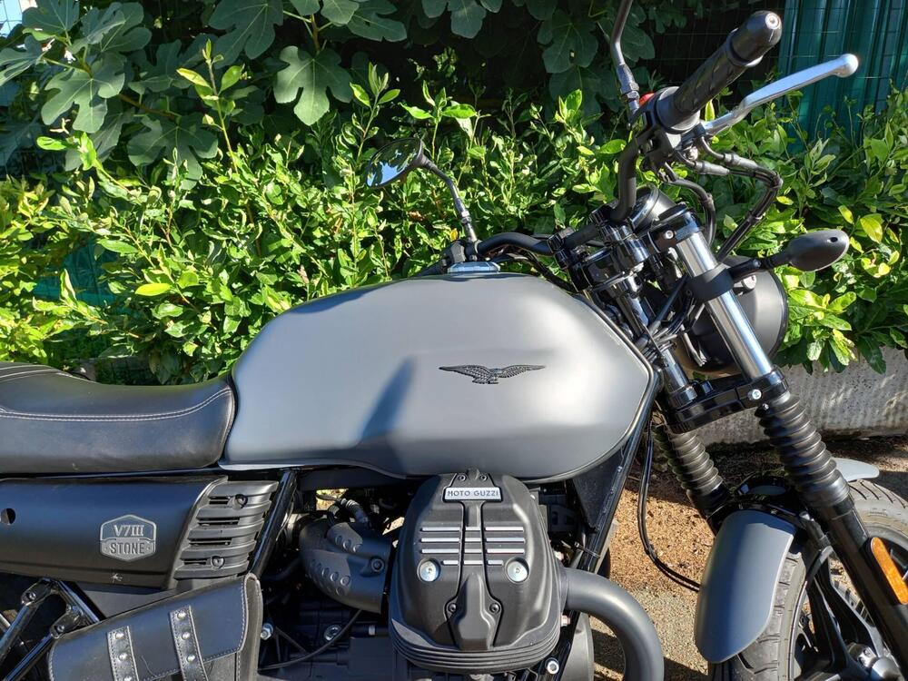 Moto Guzzi V7 III Stone (2017 - 20) (3)