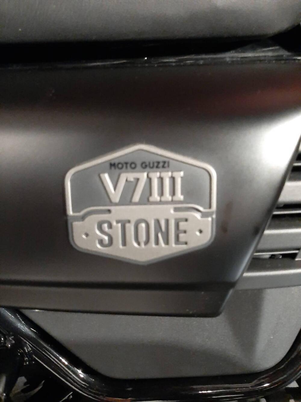 Moto Guzzi V7 III Stone (2017 - 20) (5)