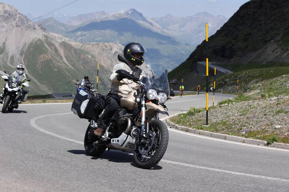 Moto Guzzi V85 TT Travel (2021 - 23) (2)