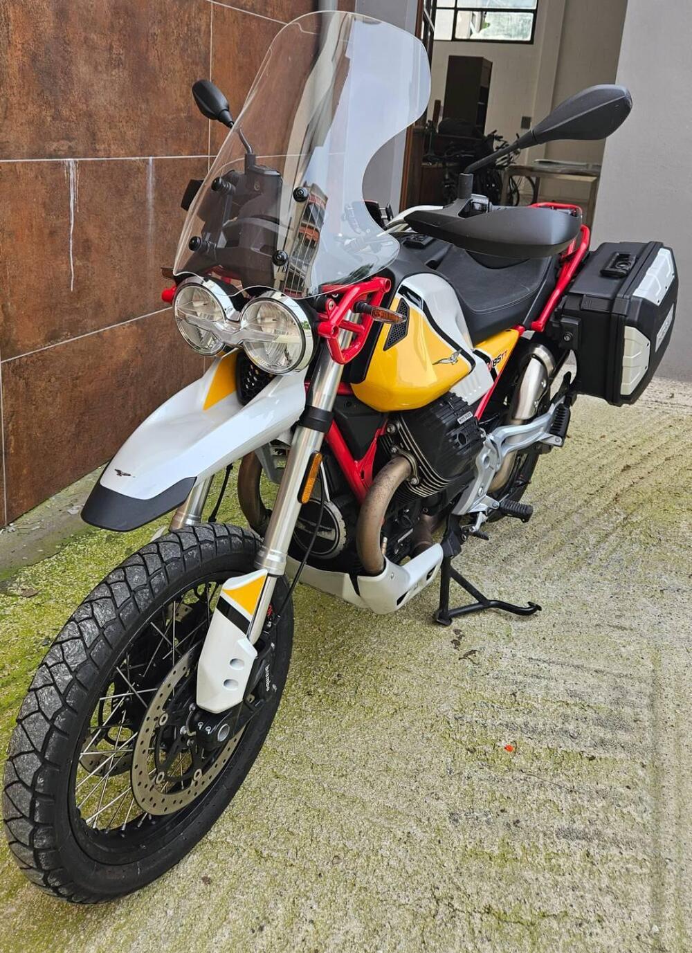 Moto Guzzi V85 TT Evocative Graphics (2019 - 20) (2)