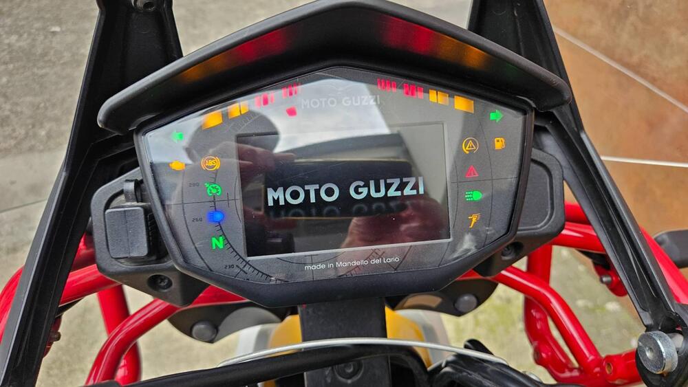 Moto Guzzi V85 TT Evocative Graphics (2019 - 20) (11)