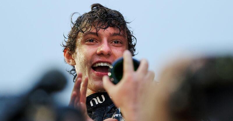 F1. La tensione di pap&agrave; Marco, la doccia di champagne, gli abbracci: la vittoria di Andrea Kimi Antonelli a Shanghai vista da vicino 