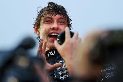 F1. La tensione di pap&agrave; Marco, la doccia di champagne, gli abbracci: la vittoria di Andrea Kimi Antonelli a Shanghai vista da vicino 