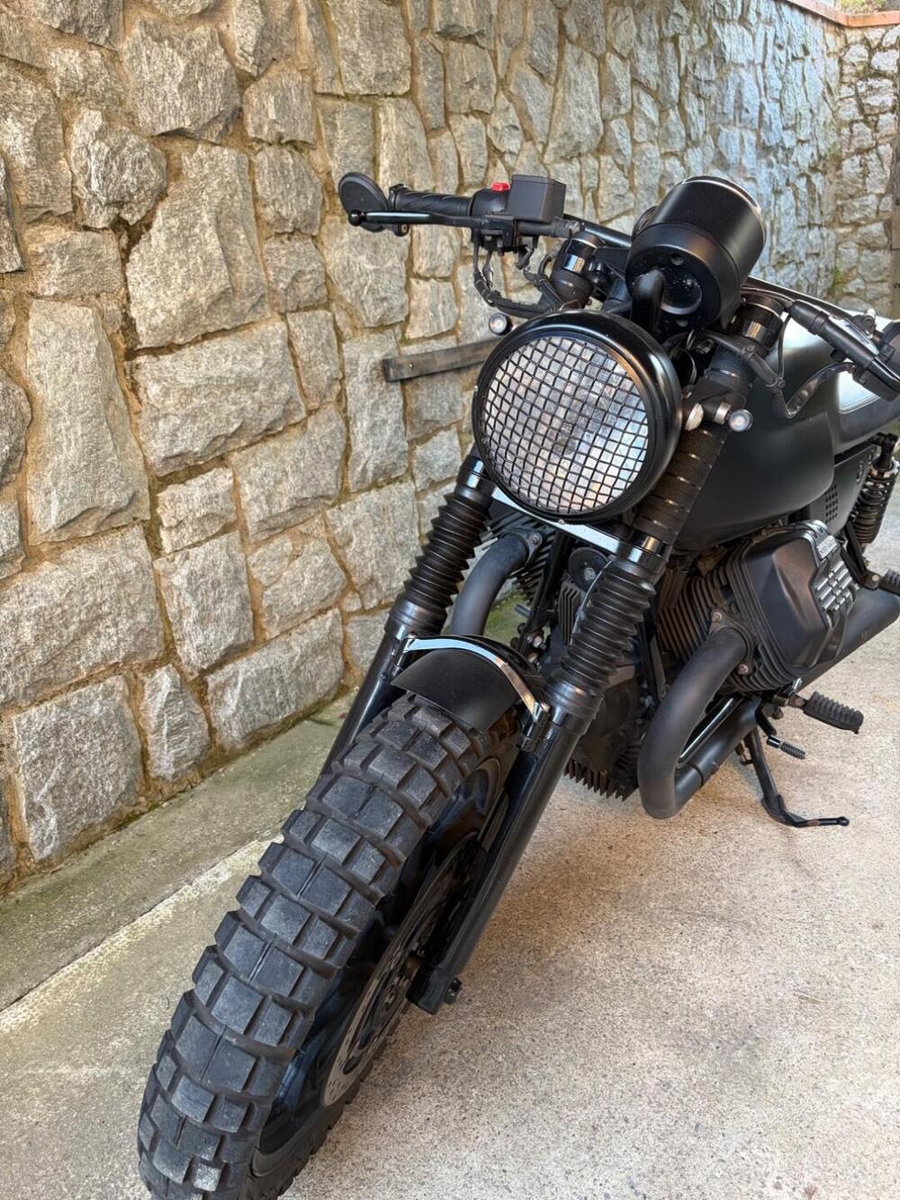 Moto Guzzi V7 III Stone (2017 - 20) (3)