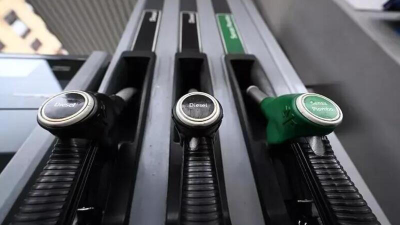 Carburanti in aumento: anche per chi viaggia in moto il pieno pesa