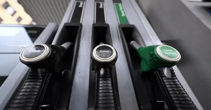 Carburanti in aumento: anche per chi viaggia in moto il pieno pesa