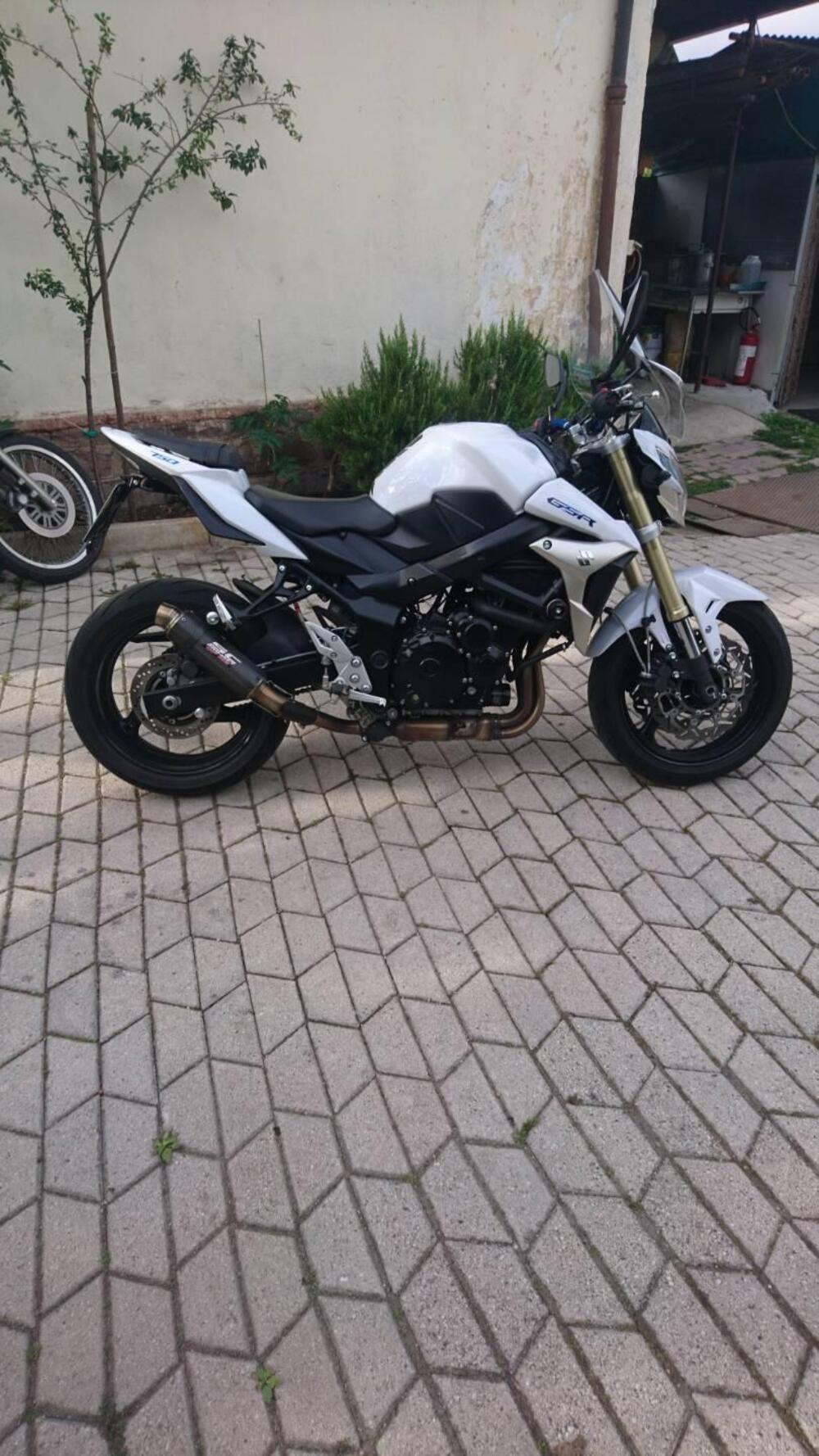 Suzuki GSR 750 (2010 - 15) (2)