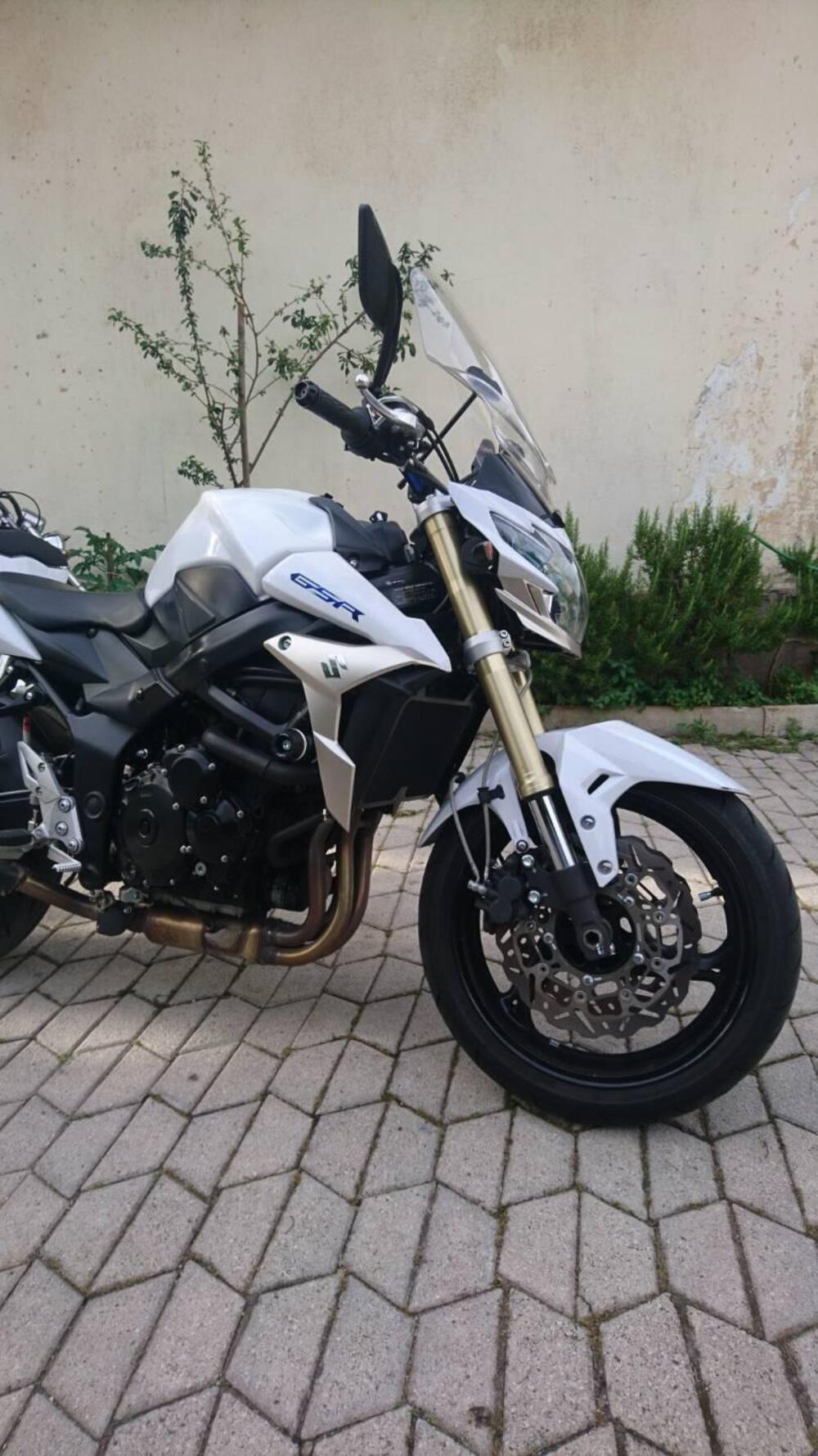 Suzuki GSR 750 (2010 - 15) (4)