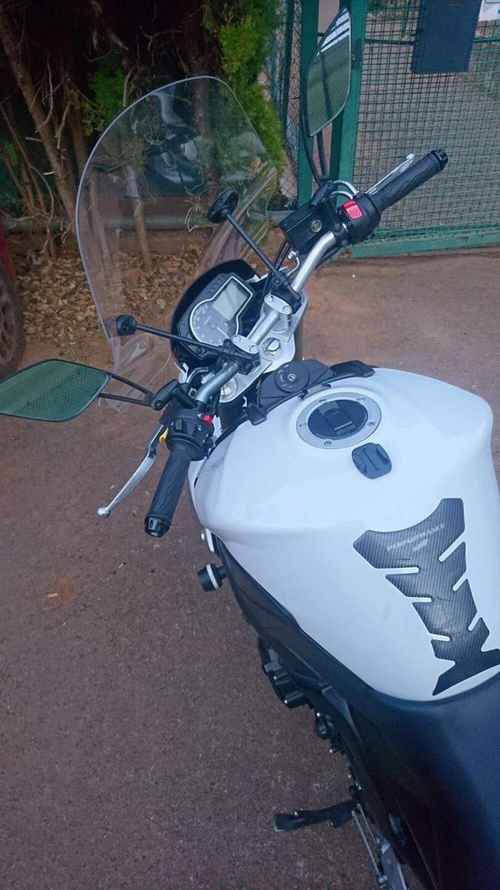 Suzuki GSR 750 (2010 - 15) (2)