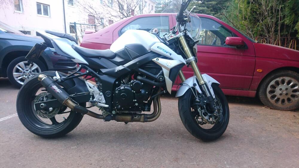 Suzuki GSR 750 (2010 - 15) (3)