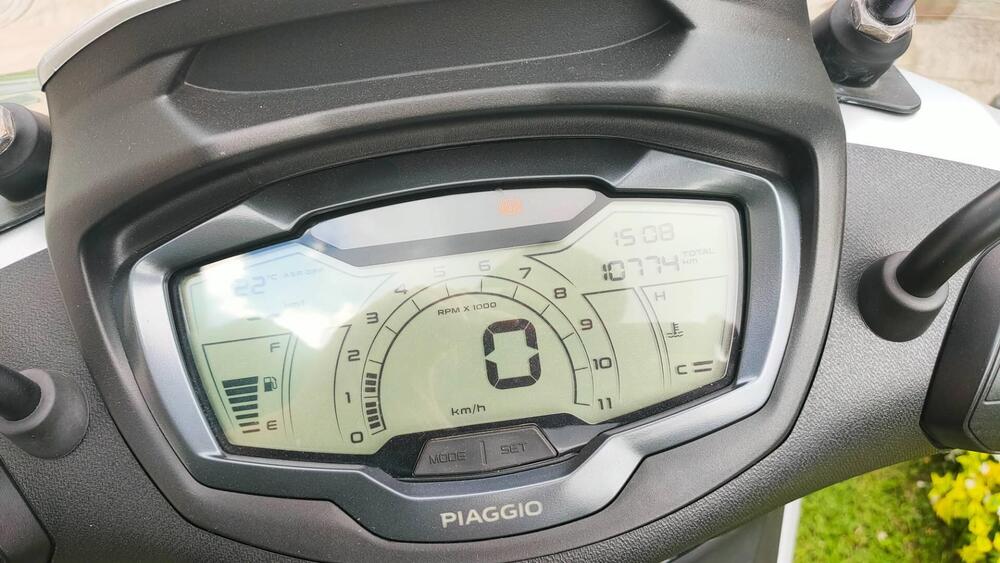 Piaggio Beverly 300 ABS-ASR (2021 - 25) (3)