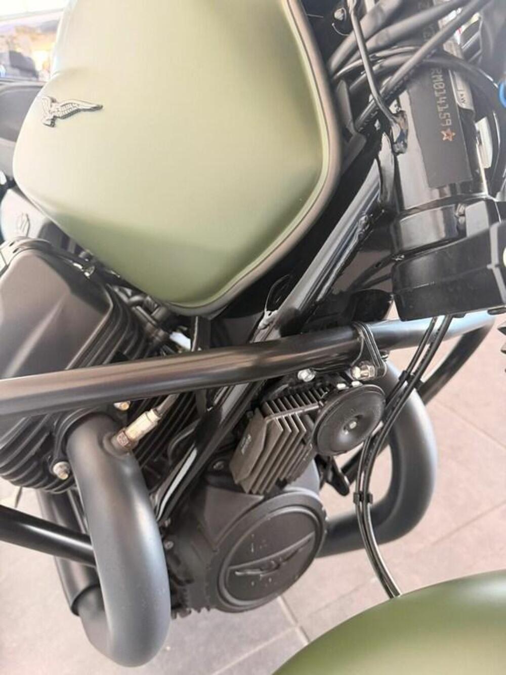 Moto Guzzi V7 Stone (2021 - 24) (9)