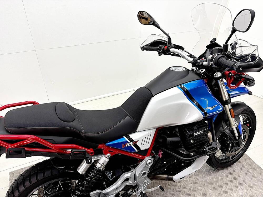 Moto Guzzi V85 TT Evocative Graphics (2021 - 23) (19)
