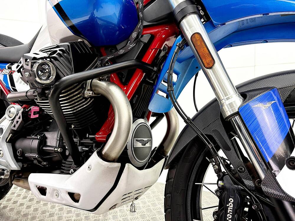 Moto Guzzi V85 TT Evocative Graphics (2021 - 23) (10)
