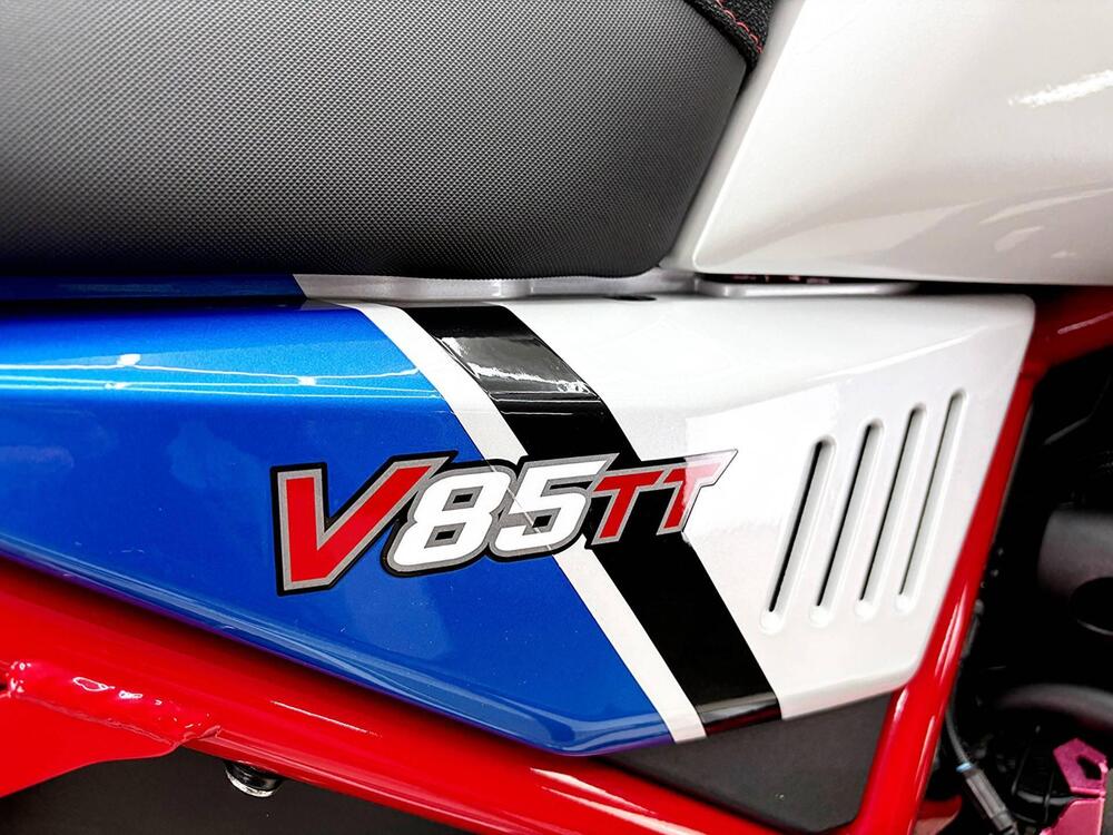 Moto Guzzi V85 TT Evocative Graphics (2021 - 23) (20)