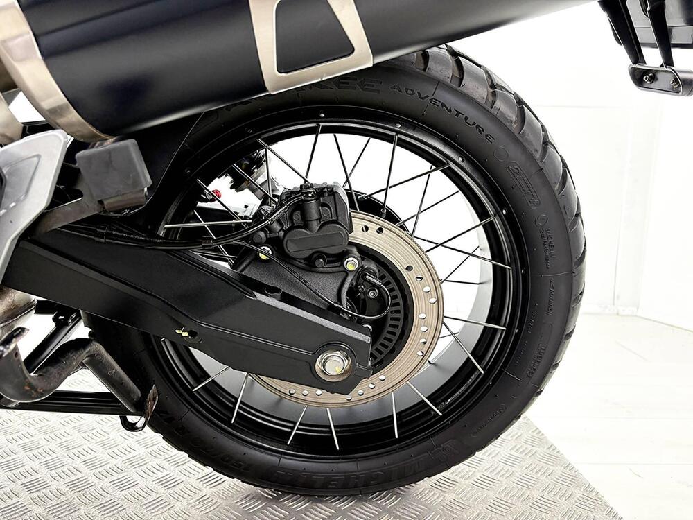 Moto Guzzi V85 TT Evocative Graphics (2021 - 23) (17)