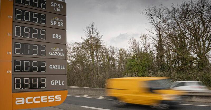 Carburanti alle stelle, la Francia non ci sta: prezzi bloccati e ispezioni a tappeto contro il caro benzina 