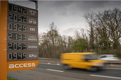 Carburanti alle stelle, la Francia non ci sta: prezzi bloccati e ispezioni a tappeto contro il caro benzina 