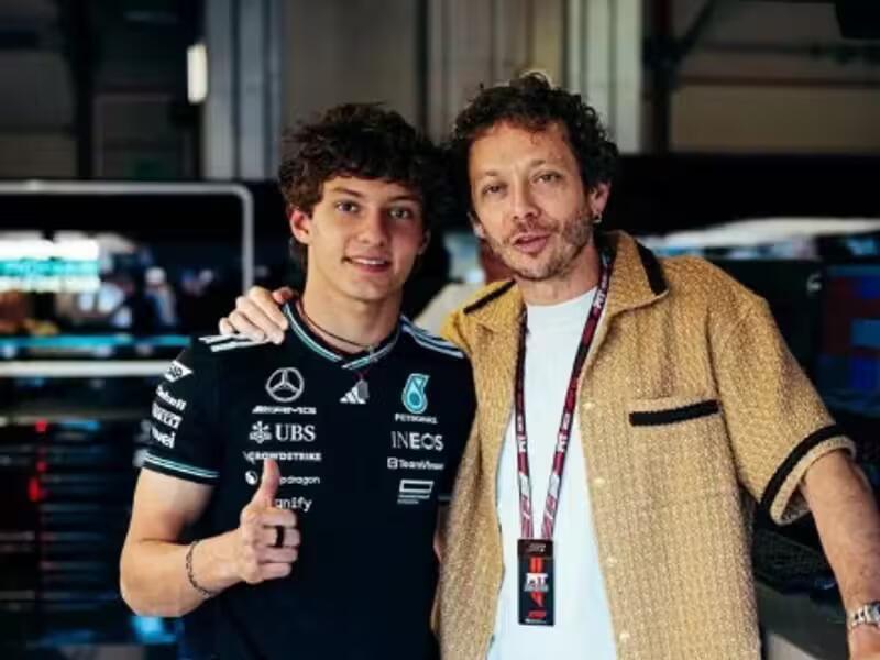 Antonelli e Valentino Rossi nel box Mercedes a Imola