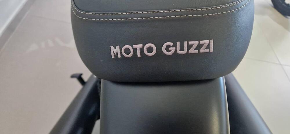 Moto Guzzi V7 III Stone Night Pack (2019 - 20) (14)