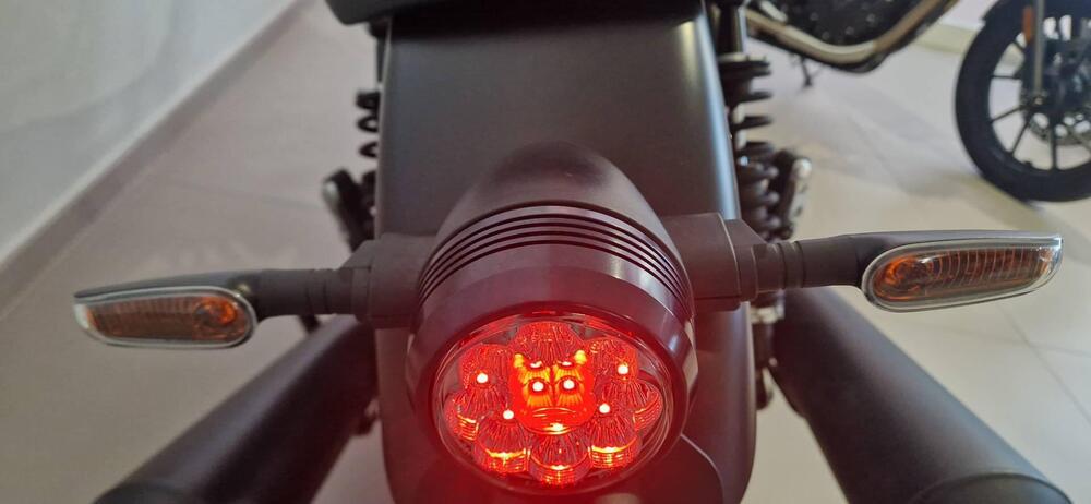 Moto Guzzi V7 III Stone Night Pack (2019 - 20) (15)