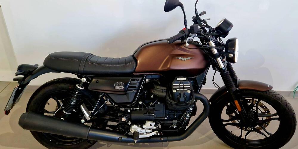 Moto Guzzi V7 III Stone Night Pack (2019 - 20) (3)