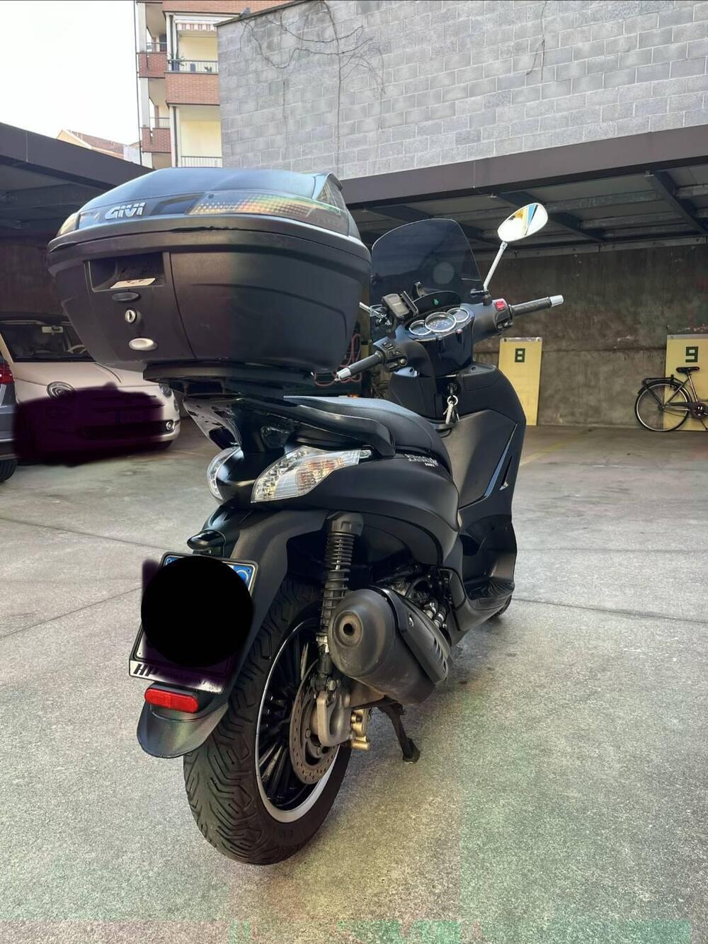 Piaggio Beverly 300 i.e. Police ABS-ASR (2017 - 20) (2)