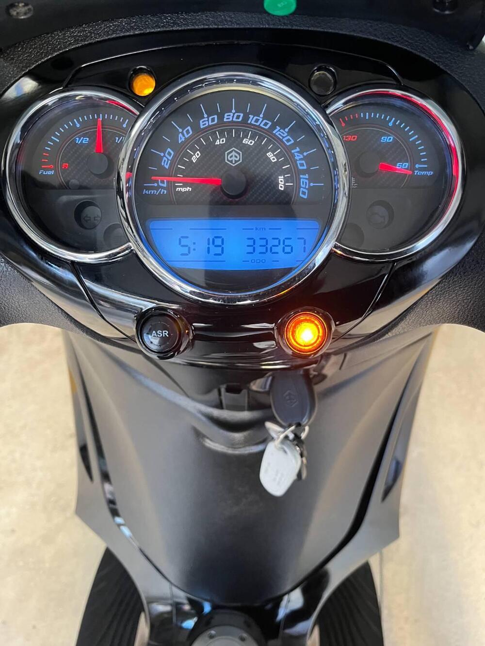 Piaggio Beverly 300 i.e. Police ABS-ASR (2017 - 20) (4)