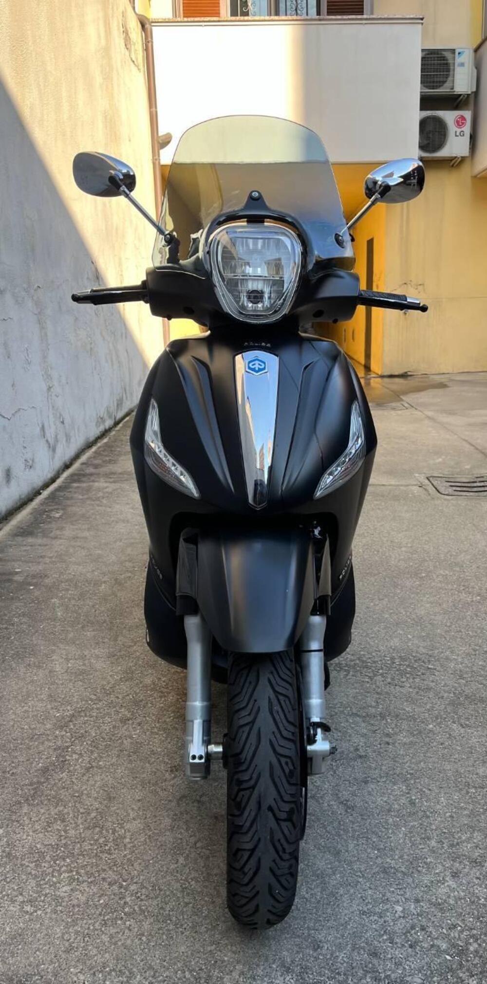 Piaggio Beverly 300 i.e. Police ABS-ASR (2017 - 20) (9)