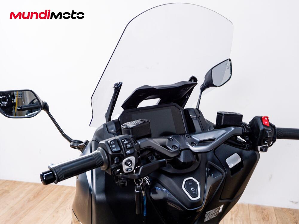 Yamaha T-Max 560 Tech Max (2025 - 26) (8)