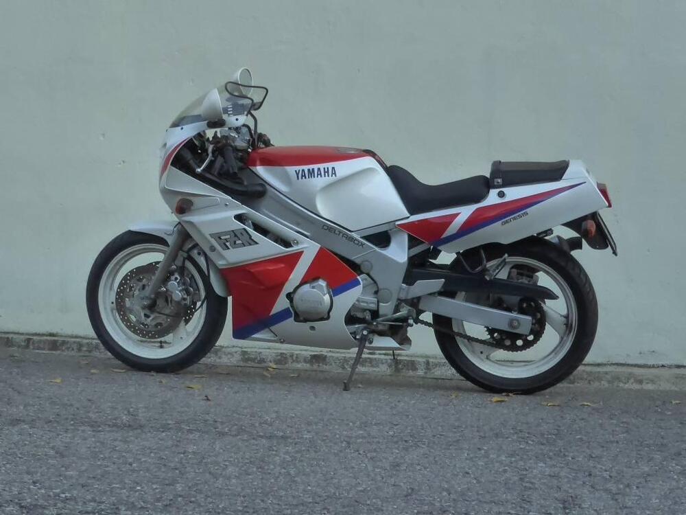 Yamaha FZR 600 (2)