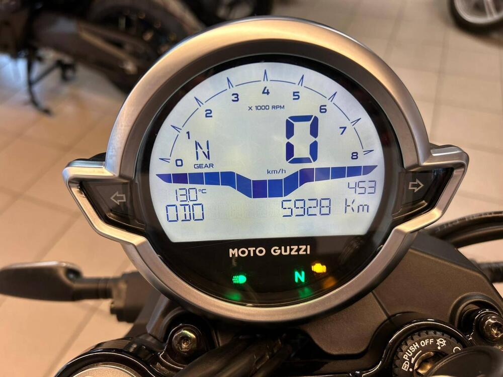 Moto Guzzi V7 Stone (2021 - 24) (4)