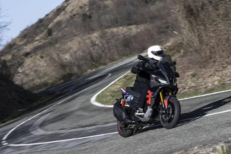 Aprilia SR GT 400, lo scooter crossover che strizza l'occhio alla moto! [VIDEO]