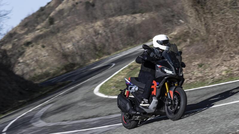 Aprilia SR GT 400, lo scooter crossover che strizza l'occhio alla moto! [VIDEO]