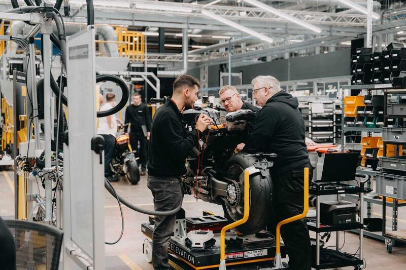 Operai al lavoro nel nuovo stabilimento di Solihull