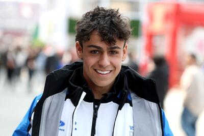 F1, Lindblad non dimentica Helmut Marko: &ldquo;Triste non averlo qui, mi ha chiamato dopo l'Australia&rdquo;, poi la stoccata sul paragone con la Formula E