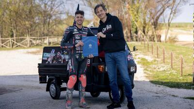 MotoGP 2026. Marco Bezzecchi, che sorpresa! Aprilia gli regala l'Apecar dopo la Thailandia [VIDEO e GALLERY]