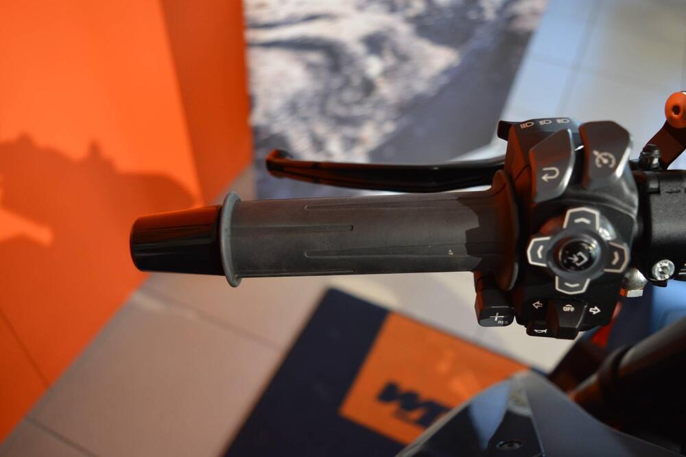 KTM 1290 Super Duke R (2022 - 23) (11)