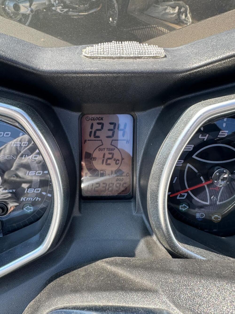 Yamaha X-Max 400 Momodesign (2014 - 16) (5)