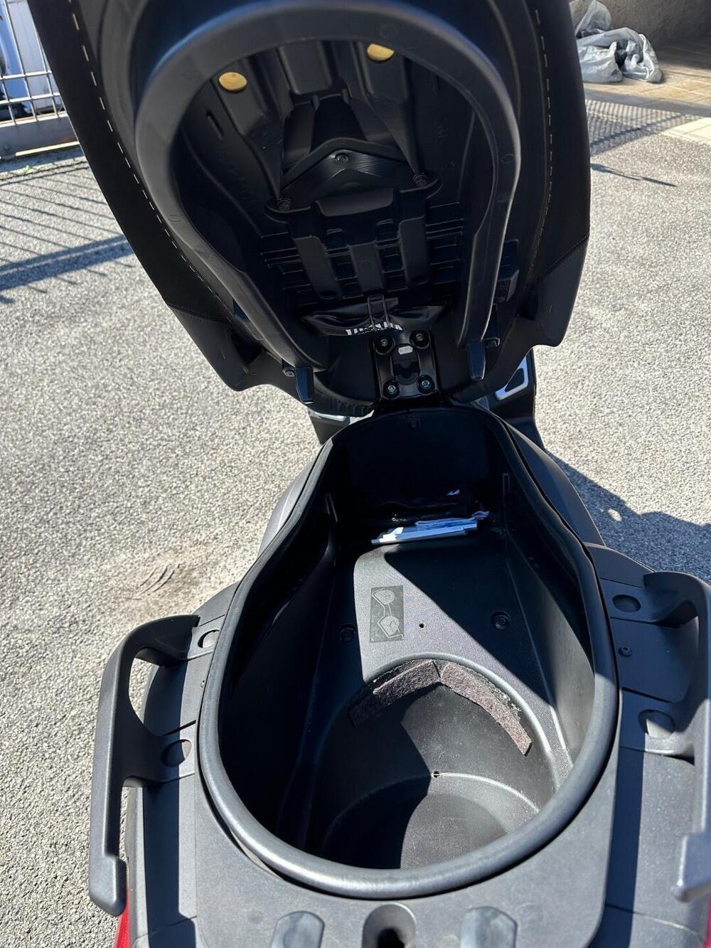 Yamaha X-Max 400 Momodesign (2014 - 16) (6)