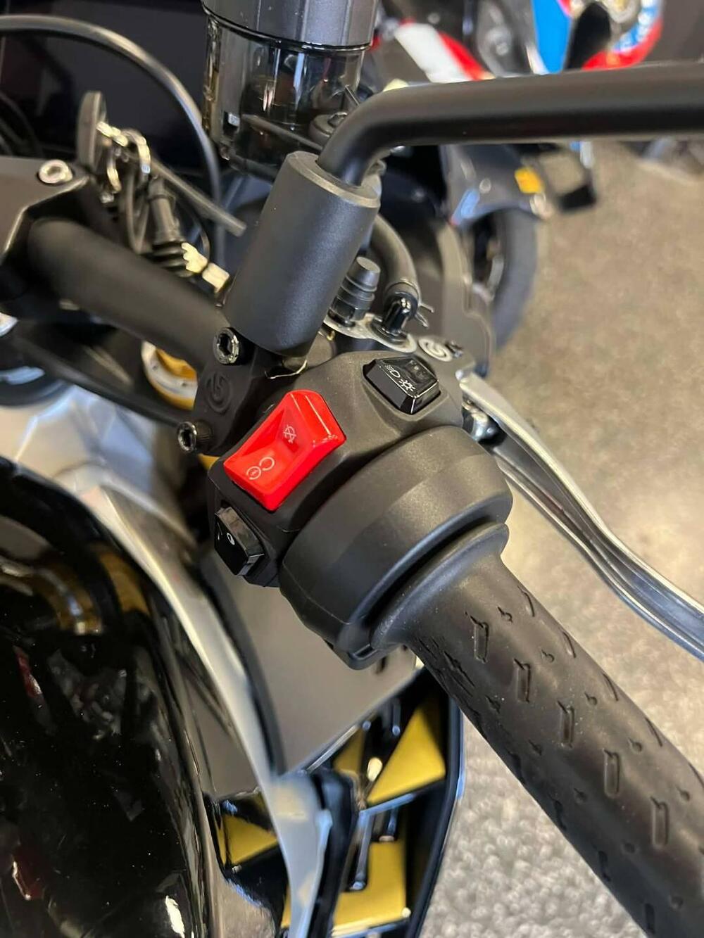 Aprilia Tuono V4 Factory (2021 - 24) (2)