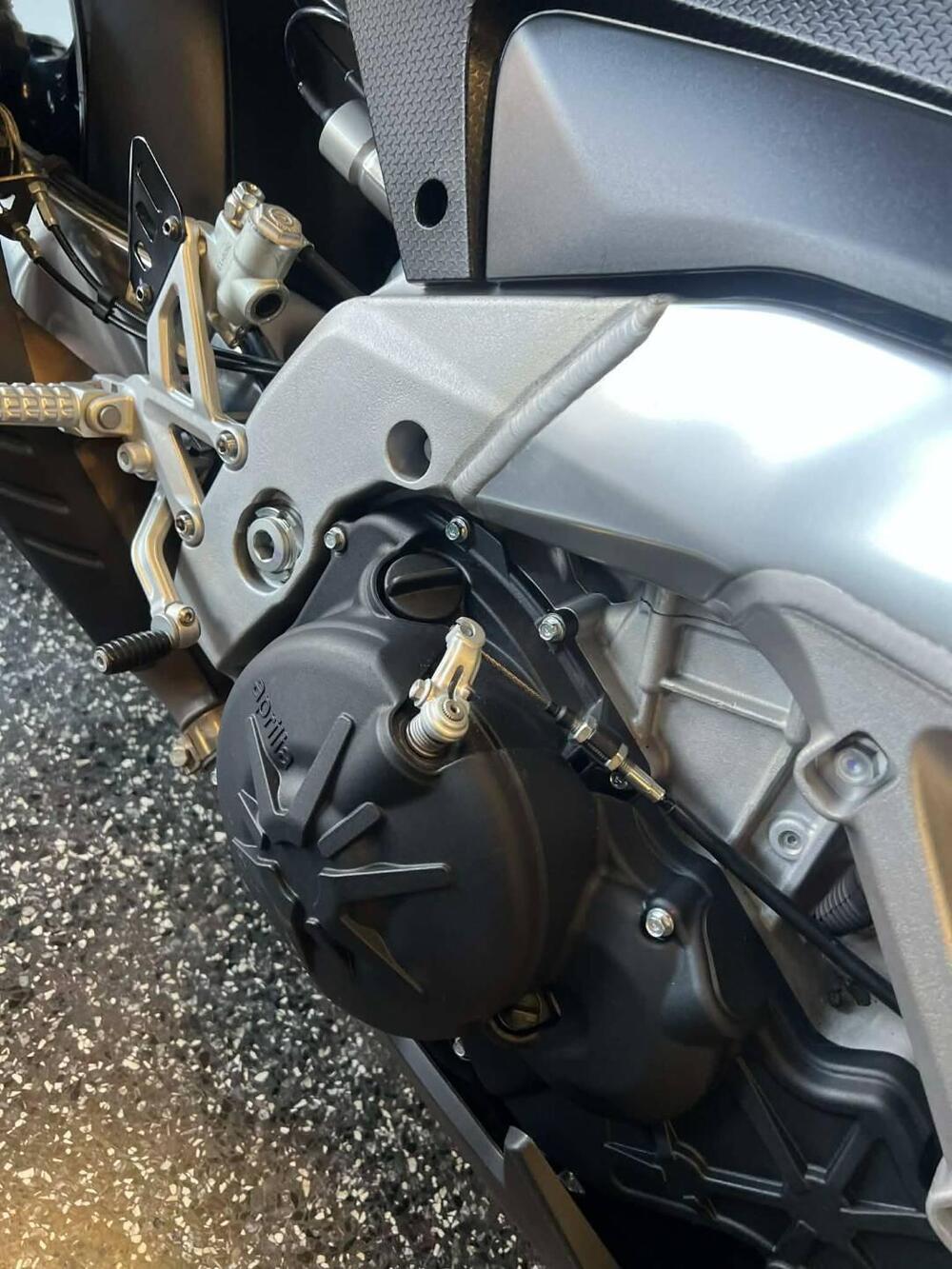 Aprilia Tuono V4 Factory (2021 - 24) (4)