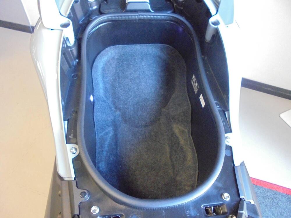 Yamaha T-Max 560 Tech Max (2025 - 26) (3)