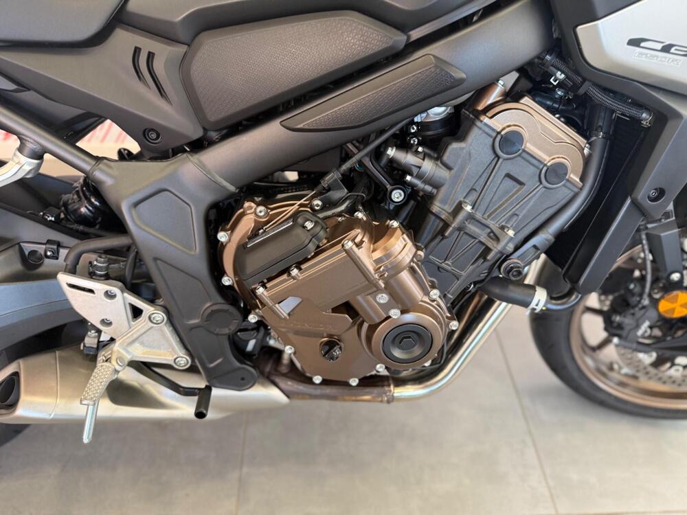 Honda CB 650 R E-Clutch (2024 - 26) (11)